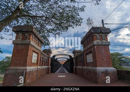 Kuala Kangsar, Malaysia - 17. Februar 2023 - Victoria Bridge, ein perfekter Moment, der eingefangen wird, wenn die Sonne an einem weiteren wunderschönen Tag untergeht Stockfoto