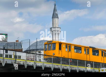 U-Bahn, Mevlana Moschee, Kottbusser Tor, Kreuzberg, Berlin, Deutschland Stockfoto