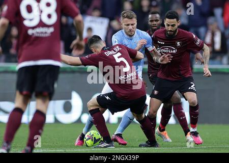 Salerno, Italien. 19. Februar 2023. Flavius Daniliuc von US Salernitana und Ciro Immobile von SS Lazio, Dylan Bronn von US Salernitana treten während des Fußballspiels der Serie A zwischen US Salernitana und SS Lazio im Arechi-Stadion in Salerno (Italien) am 19. Februar 2023 um den Ball an. Foto: Cesare Purini/Insidefoto Credit: Insidefoto di andrea staccioli/Alamy Live News Stockfoto