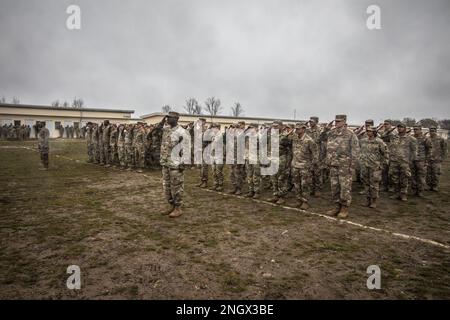 USA Soldaten der Armee salutieren für die Nationalhymne, die auf der Abschlussfeier des Air-Assault-Kurses am rumänischen Luftwaffenstützpunkt Mihail Kogalniceanu am 30. November 2022 gespielt wird. Soldaten, die sich der Zertifizierung für Luftangriffe unterziehen und diese abschließen, sind Beispiele für das Bestreben der Armee, Effektivität, Bereitschaft und Letalität zu fördern. Stockfoto