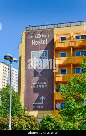 Hostel Ostel, Straße der Pariser Kommune, Friedrichshain, Berlin, Deutschland Stockfoto