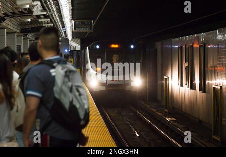 Toronto, Kanada - 09 01 2018: TTC-U-Bahn, die zu einem Bahnhof voller Passagiere fährt. Toronto Transit Commission ist eine öffentliche Verkehrsbehörde Stockfoto