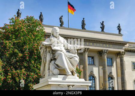 Statue, Wilhelm von Humboldt, Hauptgebäude, Humboldt-Universität, unter den Linden, Mitte, Berlin, Deutschland Stockfoto