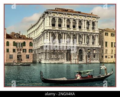 Klassischer Venedig Chromolithograph Gondola Gondolier und weiblicher Passagier Farbe Fotochrom Canal Grande Pesaro Palace, Venedig, Italien 1900 Stockfoto