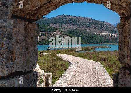 Blick vom Ali Pasha Castle auf einen Butrint See oder Lagune in Albanien. Hintergrund des Reisekonzepts Stockfoto