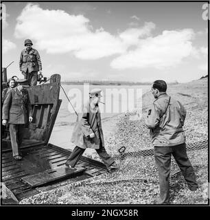 Winston Churchill 1945 britischer Premierminister mit Markenzeichen Zigarre. WW2 Propaganda-Bild der Alliierten, Schritte von einem amerikanischen Sturmlandungsschiff an Land auf das Ostufer des deutschen Rheins, nahe Wesel, Nazi Deutschland 25. März 1945 Zweiter Weltkrieg Stockfoto