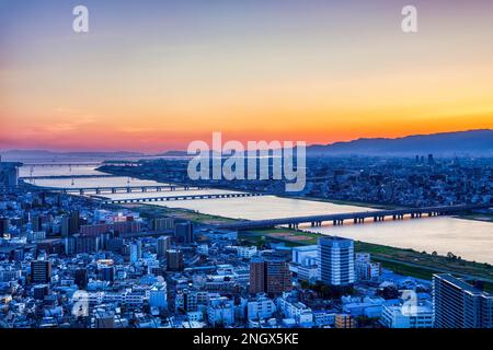 Osaka Japan. Luftaufnahme der Stadt in der Abenddämmerung Stockfoto