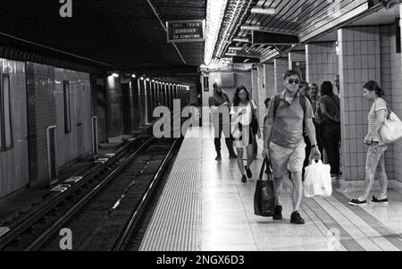 Toronto, Kanada - 09 01 2018: Passagiere der TTC-U-Bahn warten am Bahnhof auf einen Zug. Toronto Transit Commission ist eine öffentliche Verkehrsbehörde Stockfoto