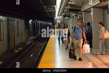 Toronto, Kanada - 09 01 2018: Passagiere der TTC-U-Bahn warten am Bahnhof auf einen Zug. Toronto Transit Commission ist eine öffentliche Verkehrsbehörde Stockfoto