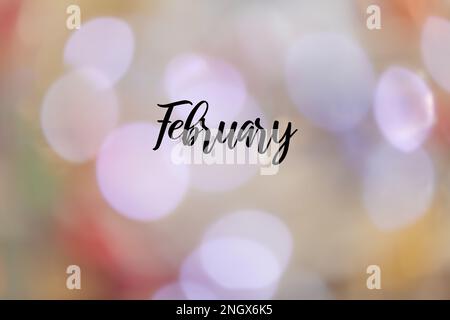 Ein verschwommener, farbenfroher Hintergrund mit dem Namen „Februar“ auf Englisch. Stockfoto