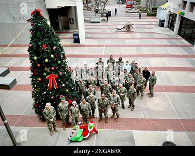 Das Naval Medical Center San Diego führte am 30. November 2022 im Innenhof des Krankenhauses die Weihnachtsbaumbeleuchtung durch. Die jährliche Tradition, die von der First Class Petty Officer's Association ausgerichtet wird, leitet das Kommando offiziell in die Weihnachtszeit ein. Mitarbeiter versammeln sich um den Grinch des Kommandos, um ein Gruppenfoto zu machen. Die Mission des NMCSD besteht darin, die Mitglieder des Dienstes auf den Einsatz zur Unterstützung operativer Kräfte vorzubereiten, hochwertige Gesundheitsdienste bereitzustellen und die Zukunft der Militärmedizin durch Bildung, Ausbildung und Forschung zu gestalten. NMCSD beschäftigt mehr als 6.000 aktive Militärangehörige Stockfoto