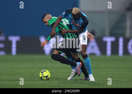 Sassuolo, Italien, 17. Februar 2023. Victor Osimhen von SSC Napoli tussles mit Ruan Tressoldi von US Sassuolo während des Spiels Serie A im Mapei-Stadion - Cittˆ del Tricolore, Sassuolo. Der Bildausdruck sollte lauten: Jonathan Moscrop/Sportimage Stockfoto