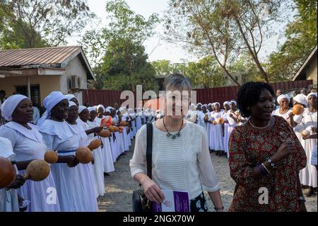 Freitag, 3. 2023. Februar: Juba South Sudan. Die Frau des Erzbischofs von CanterburyÕs, Caroline Welby, mit der Müttervereinigung Südsudan. Wallfahrt des Friedens. Moderator der schottischen Kirche RT Rev. Dr. Iain Greenshields ist in Juba, Südsudan, auf einer Friedenspilgerfahrt mit dem Papst und Erzbischof von Canterbury, Rev Justin Welby. Stockfoto