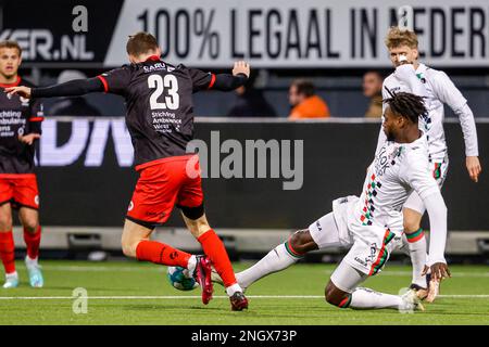 ROTTERDAM, NIEDERLANDE - FEBRUAR 19: Peer Koopmeiners of Excelsior Rotterdam, Landry Dimata of NEC Nijmegen während des niederländischen Eredivisie-Spiels zwischen Excelsior Rotterdam und NEC Nijmegen im Van Donge & De Roo Stadion am 19. Februar 2023 in Rotterdam, Niederlande (Foto: Broer van den Boom/Orange Pictures) Stockfoto