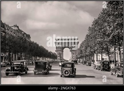 PARIS Vintage 1930er Jahre Retro Paris 1936 Arc de Triomphe und Verkehr auf den Champs-Elysées einschließlich Pariser Renault Taxis und Menschen, die den Stil und die Mode des Tages tragen. Straßenszene-Archiv vor WW2, französischer Schwarzweiß-Fotograf Willem van de Poll Stockfoto