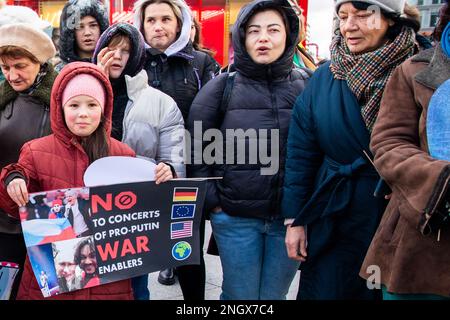 BERLIN, Deutschland. 19. Februar 2023. 19. Februar 2023, Berlin, Deutschland: Eine Gruppe ukrainischer Aktivisten organisierte einen Protest in der Nähe des Berlinale 2023 Filmfestivals zum Krieg in der Ukraine. (Kreditbild: © Grzegorz Banaszak/ZUMA Press Wire) NUR REDAKTIONELLE VERWENDUNG! Nicht für den kommerziellen GEBRAUCH! Kredit: ZUMA Press, Inc./Alamy Live News Stockfoto