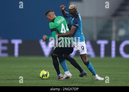 Sassuolo, Italien, 17. Februar 2023. Victor Osimhen von SSC Napoli tussles mit Ruan Tressoldi von US Sassuolo während des Spiels Serie A im Mapei-Stadion - Cittˆ del Tricolore, Sassuolo. Der Bildausdruck sollte lauten: Jonathan Moscrop/Sportimage Stockfoto