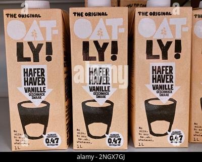 Oatly vegetarische Milch Alternativpakete in einem Supermarkt Stockfoto