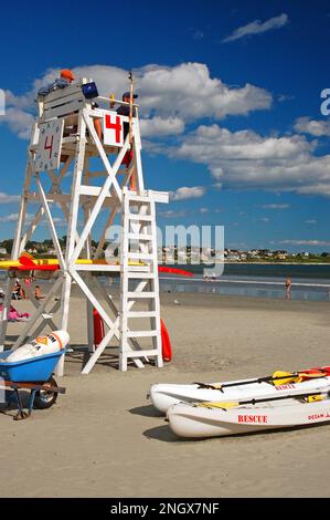 Rettungsschwimmer stehen wachsam am am Easton's Beach in Newport, Rhode Island Stockfoto