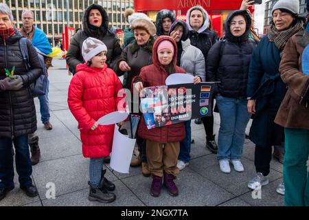 BERLIN, Deutschland. 19. Februar 2023. 19. Februar 2023, Berlin, Deutschland: Eine Gruppe ukrainischer Aktivisten organisierte einen Protest in der Nähe des Berlinale 2023 Filmfestivals zum Krieg in der Ukraine. (Kreditbild: © Grzegorz Banaszak/ZUMA Press Wire) NUR REDAKTIONELLE VERWENDUNG! Nicht für den kommerziellen GEBRAUCH! Kredit: ZUMA Press, Inc./Alamy Live News Stockfoto