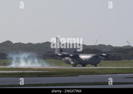 EIN US-AMERIKANISCHER Air Force C-130J Super Hercules der 36. Expeditionary Airlift Squadron landet am Andersen Air Force Base, Guam, 30. November 2022, während Operation Christmas Drop 2022. Drei Yokotas C-130Js, die mit Flugzeugen, die an OCD teilnahmen, befördert wurden, kamen am selben Tag an. OCD ist eines von vielen Veranstaltungen, bei denen US-Streitkräfte und nationale Partner Seite an Seite agieren, wobei dieses Ereignis für unseren gegenseitigen Respekt und unsere Zusammenarbeit mit unseren Freunden und Nachbarn symbolisch ist. Stockfoto