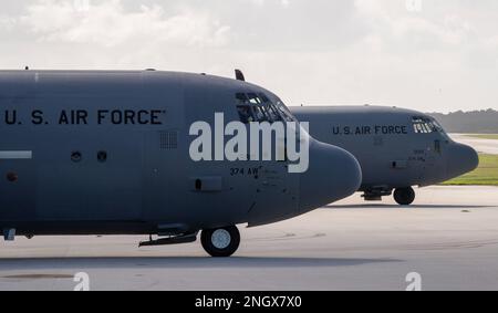 Zwei US-Dollar Air Force C-130J Super Hercules wurde dem 36. Expeditionary Airlift Squadron Park zugeteilt, auf der Fluglinie am Andersen Air Force Base, Guam, 30. November 2022. Drei Yokotas C-130Js, die mit Flugzeugen, die an OCD teilnahmen, befördert wurden, kamen am selben Tag an. OCD ist eines von vielen Veranstaltungen, bei denen US-Streitkräfte und nationale Partner Seite an Seite agieren, wobei dieses Ereignis für unseren gegenseitigen Respekt und unsere Zusammenarbeit mit unseren Freunden und Nachbarn symbolisch ist. Stockfoto