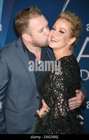 DATEIFOTO: Kyle Jacobs tot am 49. - 08. November 2017 - Nashville, Tennessee - Kellie Pickler, Kyle Jacobs. 51. jährliche CMA Awards, die größte Nacht der Country Music, im Music City Center. (Kreditbild: © Laura Farr/AdMedia via ZUMA Press Wire) NUR REDAKTIONELLE VERWENDUNG! Nicht für den kommerziellen GEBRAUCH! Stockfoto