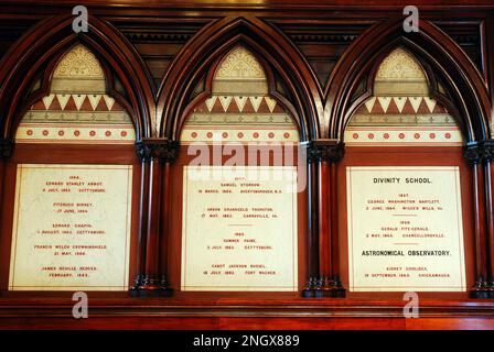 Gedenktafeln an der Wand in der Memorial Hall der Harvard University Stockfoto