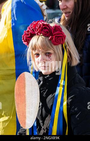 BERLIN, Deutschland. 19. Februar 2023. 19. Februar 2023, Berlin, Deutschland: Eine Gruppe ukrainischer Aktivisten organisierte einen Protest in der Nähe des Berlinale 2023 Filmfestivals zum Krieg in der Ukraine. (Kreditbild: © Grzegorz Banaszak/ZUMA Press Wire) NUR REDAKTIONELLE VERWENDUNG! Nicht für den kommerziellen GEBRAUCH! Kredit: ZUMA Press, Inc./Alamy Live News Stockfoto