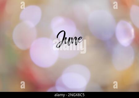 Ein verschwommener, farbenfroher Hintergrund mit dem Namen „June“ auf Englisch. Stockfoto