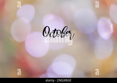 Ein verschwommener, farbenfroher Hintergrund mit dem Namen „Oktober“ auf Englisch. Stockfoto