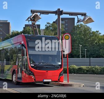 Aufladung des elektrischen Busses an einer Bushaltestelle für die Überlandaufladung Stockfoto