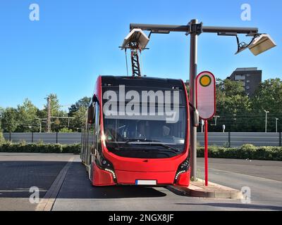 Aufladung des elektrischen Busses an einer Bushaltestelle für die Überlandaufladung Stockfoto