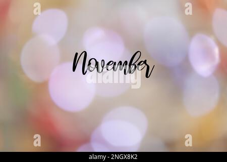 Ein verschwommener, farbenfroher Hintergrund mit dem Namen „November“ auf Englisch. Stockfoto