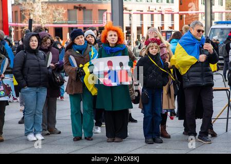 BERLIN, Deutschland. 19. Februar 2023. 19. Februar 2023, Berlin, Deutschland: Eine Gruppe ukrainischer Aktivisten organisierte einen Protest in der Nähe des Berlinale 2023 Filmfestivals zum Krieg in der Ukraine. (Kreditbild: © Grzegorz Banaszak/ZUMA Press Wire) NUR REDAKTIONELLE VERWENDUNG! Nicht für den kommerziellen GEBRAUCH! Kredit: ZUMA Press, Inc./Alamy Live News Stockfoto