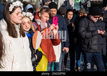 BERLIN, Deutschland. 19. Februar 2023. 19. Februar 2023, Berlin, Deutschland: Eine Gruppe ukrainischer Aktivisten organisierte einen Protest in der Nähe des Berlinale 2023 Filmfestivals zum Krieg in der Ukraine. (Kreditbild: © Grzegorz Banaszak/ZUMA Press Wire) NUR REDAKTIONELLE VERWENDUNG! Nicht für den kommerziellen GEBRAUCH! Kredit: ZUMA Press, Inc./Alamy Live News Stockfoto