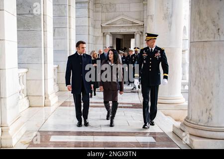 Französischer Präsident Emmanuel Macron (links), Karen Durham-Aguilera (Mitte), Exekutivdirektor, Büro der Militärfriedhöfe und der nationalen Militärfriedhöfe der Armee, und Generalmajor Allan M. Pepin (rechts), kommandierender General, Joint Task Force – National Capital Region und die USA Militärbezirk von Washington, machen Sie einen Spaziergang durch das Memorial Amphitheater auf dem Arlington National Cemetery, Arlington, Virginia, 30. November 2022. Stockfoto