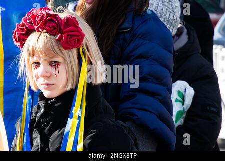 BERLIN, Deutschland. 19. Februar 2023. 19. Februar 2023, Berlin, Deutschland: Eine Gruppe ukrainischer Aktivisten organisierte einen Protest in der Nähe des Berlinale 2023 Filmfestivals zum Krieg in der Ukraine. (Kreditbild: © Grzegorz Banaszak/ZUMA Press Wire) NUR REDAKTIONELLE VERWENDUNG! Nicht für den kommerziellen GEBRAUCH! Kredit: ZUMA Press, Inc./Alamy Live News Stockfoto