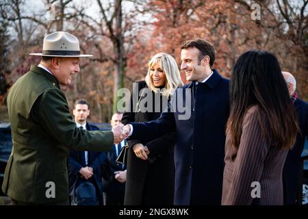 Charles Cuvelier, (links) George washington Memorial parkway Superintendent, National Park Service, begrüßt den französischen Präsidenten Emmanuel Macron (Mitte rechts) und seine Frau Brigitte (Mitte links) bei ihrer Ankunft am Grab von Pierre Charles L'Enfant auf dem Nationalfriedhof Arlington, Arlington, Virginia, am 30. November 2022. L'Enfant wurde 1754 in Paris geboren und ging in die amerikanische Revolution. Anschließend wurde er von Präsident George Washington mit der Planung der neuen „Bundesstadt“ beauftragt, die die Hauptstadt der neuen Nation sein wird – Washington, D.C. Macron und seine Frau legten Rosen auf dem Grab von L'Enfant Stockfoto