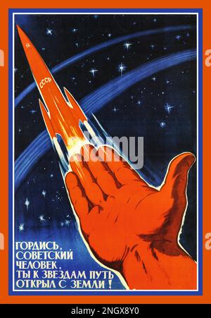 Vintage 1950er Sowjetunion Russische Propaganda CCCP-Weltraumrennen-Poster. "SEI STOLZ, MANN DER UdSSR, DU HAST DEN WEG ZU DEN STERNEN VON DER ERDE GEÖFFNET." Hand, die auf die Sterne zeigt, mit CCCP-Rakete, die zu den Sternen fliegt. Stockfoto