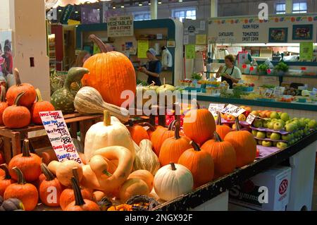 Herbstfrüchte und Gemüse werden auf einem Bauernmarkt in Lancaster, Pennsylvania, verkauft Stockfoto