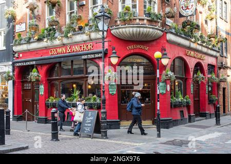Crown & Anchor Pub Fassade im Seven Dials District in London, England Stockfoto
