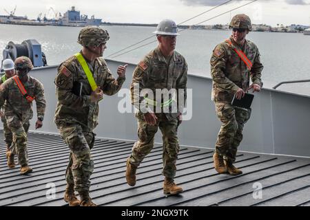 Das 8. Theater Sustainment Command war Gastgeber der USA General Charles A. Flynn, Befehlshaber des Army Pacific Command, auf einer Tour durch das Einsatzgebiet Stock 3 Fix-Forward (afloat) (APS-3) in den USA Marineschiff Watson in Honolulu, Hawaii, 30. November 2022. Die APS-3-Mission demonstriert die Leitung und Kontrolle der APS-3-Operationen durch das 8. Theater Sustainment Command und bewertet die operative Flexibilität, um die strategische Bereitschaft zu gewährleisten. Wie die USA Der 8. TSC synchronisiert Fähigkeiten und Ressourcen im gesamten Theater und ermöglicht damit sowohl unseren Landstreitkräften als auch denen von allen Stockfoto