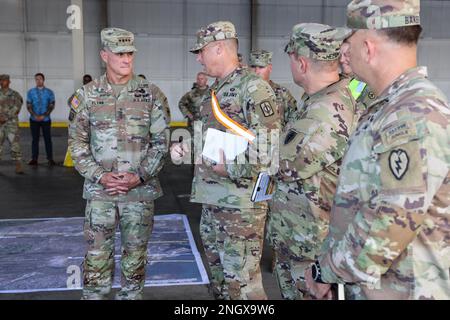 Das 8. Theater Sustainment Command war Gastgeber der USA General Charles A. Flynn, Befehlshaber des Army Pacific Command, auf einer Tour durch das Einsatzgebiet Stock 3 Fix-Forward (afloat) (APS-3) in den USA Marineschiff Watson in Honolulu, Hawaii, 30. November 2022. Die APS-3-Mission demonstriert die Leitung und Kontrolle der APS-3-Operationen durch das 8. Theater Sustainment Command und bewertet die operative Flexibilität, um die strategische Bereitschaft zu gewährleisten. Wie die USA Der 8. TSC synchronisiert Fähigkeiten und Ressourcen im gesamten Theater und ermöglicht damit sowohl unseren Landstreitkräften als auch denen von allen Stockfoto