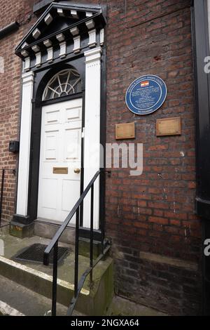 Tür zum Bolton Socialist Club. Eine Gedenktafel zum Gedenken an einen von Boltons berühmtesten Söhnen, Lord Leverhulme, wurde aufgrund seiner angeblichen Verbindungen zum Sklavenhandel nicht angenommen. Bolton. Stadt im Norden des Vereinigten Königreichs, die unter dem postindustriellen Niedergang leidet. Bild: Garyroberts/worldwidefeatures.com Stockfoto