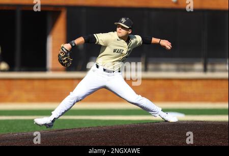 19. Februar 2023: Wake Forest University Junior Derek Crum (20) wirft den Ball. Wake Forest gewann 18:3. NCAA-Baseballspiel zwischen Youngstown University und Wake Forest University im David F. Couch Ballpark, Winston Salem. North Carolina. David Beach/CSM Stockfoto