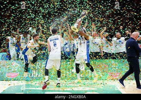 Turin, Italien. 19. Februar 2023. VIRTUS SEGAFREDO BOLOGNA gegen GERMANI BASKETBRESCIA, auf dem Foto David Moss hebt den Italian Cup Editorial Use Only Credit: Independent Photo Agency/Alamy Live News Stockfoto