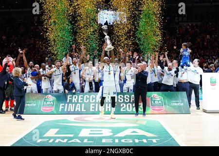 Turin, Italien. 19. Februar 2023. VIRTUS SEGAFREDO BOLOGNA gegen GERMANI BASKETBRESCIA, auf dem Foto David Moss hebt den Italian Cup Editorial Use Only Credit: Independent Photo Agency/Alamy Live News Stockfoto