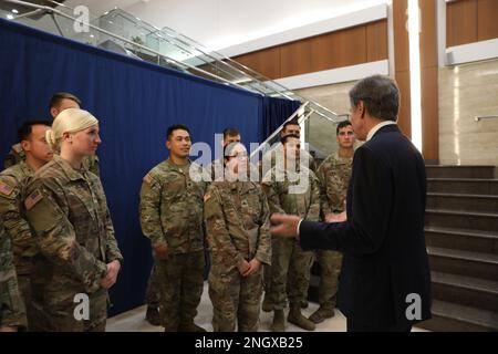 Außenminister Anthony Blinken nimmt am 30. November 2022 am Treffen des NATO-Außenministers in Bukarest (Rumänien) Teil. Während des Besuchs konnte Blinken Soldaten der 101. Luftwaffe (Air Assault) besuchen, die derzeit zur Stützung der östlichen Flanke der NATO eingesetzt werden. Stockfoto