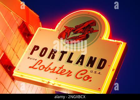 Das leuchtende Neon des Portland Lobster Company Schilds hängt nachts über dem Restaurant und Café in Maine Stockfoto